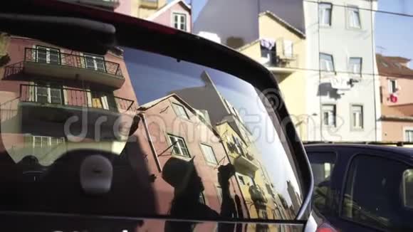 车窗中女孩和建筑物的倒影视频的预览图