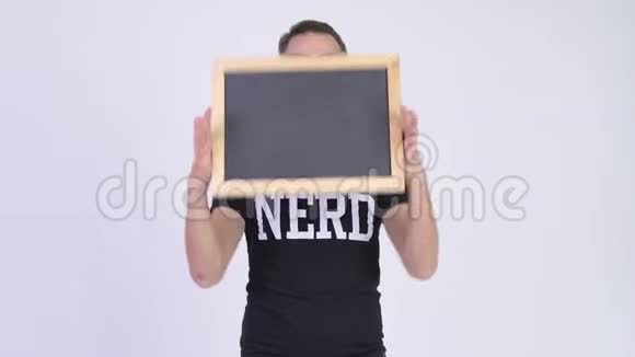 工作室拍摄的快乐书呆子男子展示黑板作为惊喜视频的预览图