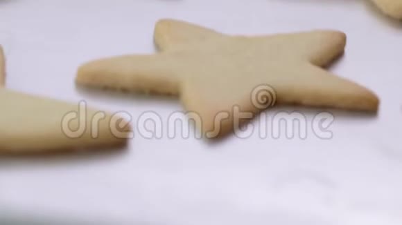 合上新鲜烤饼干视频的预览图