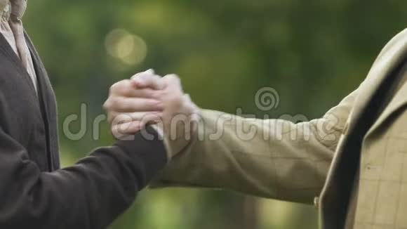最好的朋友握手和拥抱在户外相遇男性友谊视频的预览图