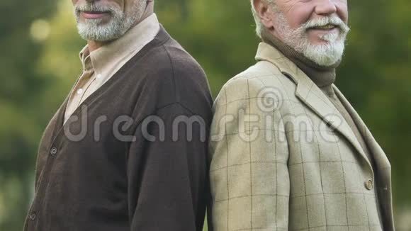 两名男性养老金领取者竖起大拇指快乐而有保障地度过晚年享受社会保障视频的预览图