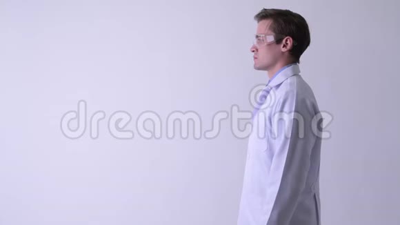年轻快乐的帅哥医生戴着防护眼镜和手指的轮廓图视频的预览图