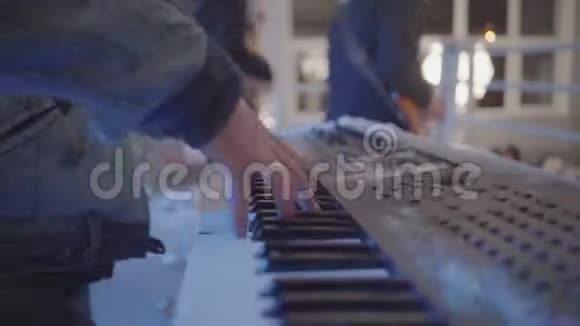 男性手弹钢琴男人摸钥匙上的手指近距离高角度摄像机从上面视频的预览图