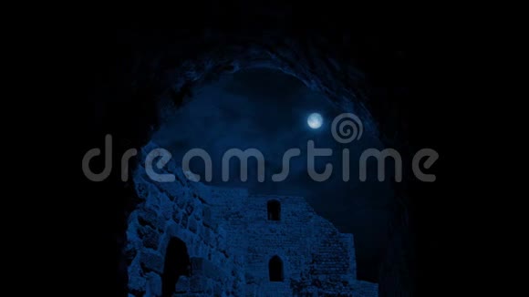 夜间在古建筑拱下移动视频的预览图