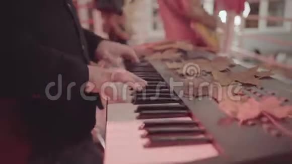 男性手弹钢琴男人摸钥匙上的手指近距离高角度摄像机从上面视频的预览图