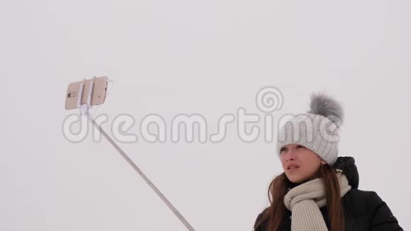 美女拍照自拍手机冬雪乐园视频的预览图