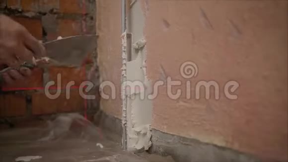 在砖墙上安装金属灯塔用水泥砂浆准备石膏安装信标视频的预览图