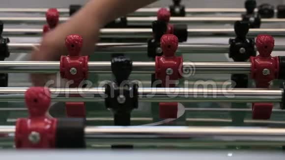 桌球福斯博女性手在足球棋盘游戏的场地中央放一个白色的球特写视频的预览图