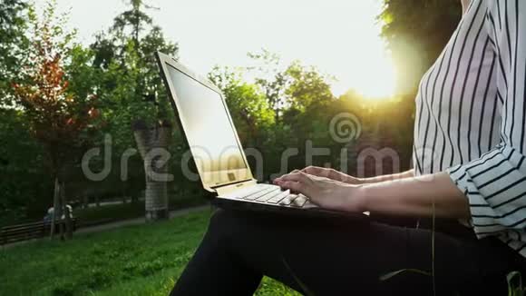 在笔记本电脑上打字的女性特写学生或女商人使用电脑视频的预览图
