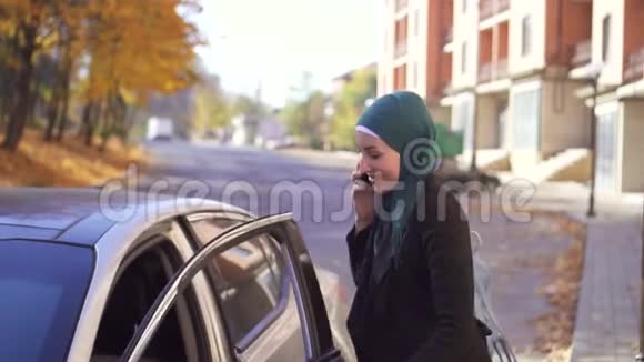 穆斯林女人戴着头巾在电话里说话坐在车里慢悠悠地说视频的预览图