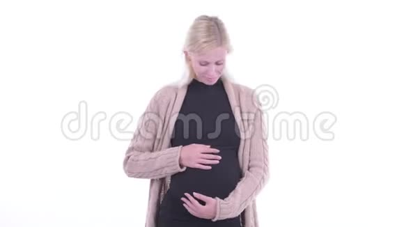 快乐的金发年轻孕妇竖起大拇指视频的预览图