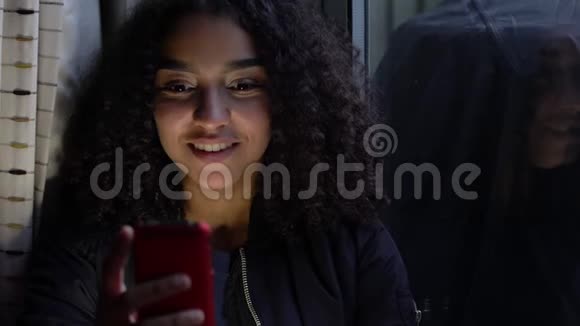美国黑人少女少女少女利用手机在深夜的社交媒体上靠窗少女视频的预览图