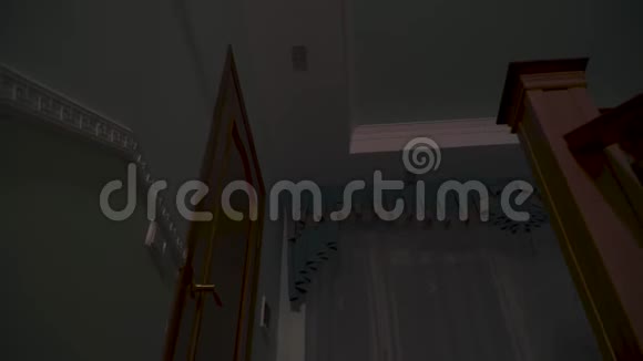 万圣节穿着黑色裙子的漂亮女孩从房子的楼梯上走下来视频的预览图