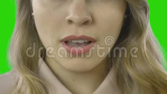 女性嘴唇紧闭舌头接触嘴唇的角落视频的预览图