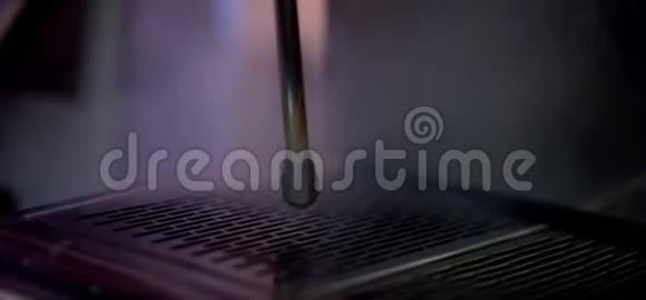 在咖啡馆里煮咖啡视频的预览图