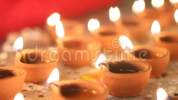 晚上有漂亮的油烛印度传统活动视频的预览图
