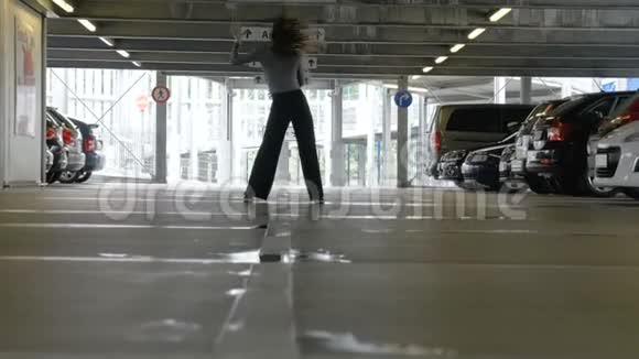 停车场2的舞者视频的预览图