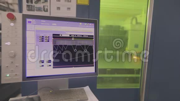 控制面板数控激光切割机金属切割金属数控机床在企业中的应用视频的预览图