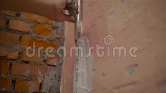 在砖墙上安装金属灯塔用水泥砂浆准备石膏安装信标视频的预览图