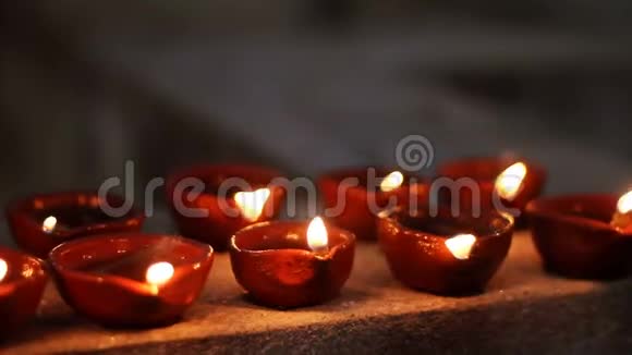 印度传统节日晚上点燃油灯视频的预览图