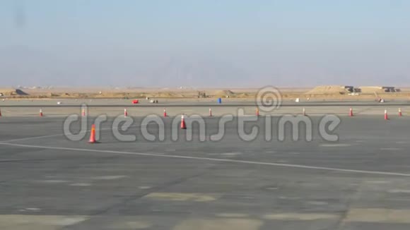 沙漠机场跑道视频的预览图