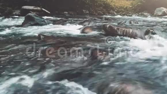 野山河紧靠着丰富的清澈溪流视频的预览图