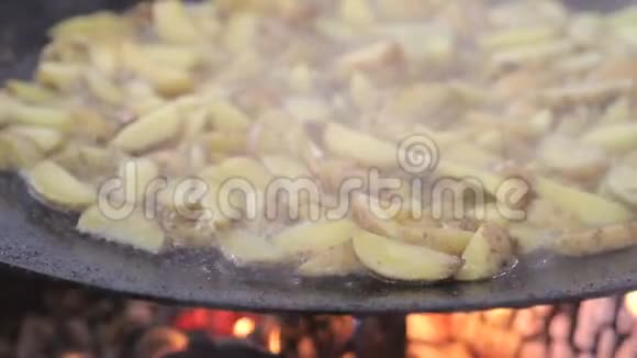 土豆在柴火上炸上面覆盖着烟视频的预览图