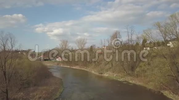 鸟瞰全景中欧波兰村庄位于青山之中温和的气候视频的预览图