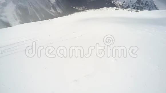 FPV滑雪者在雪粉上滑下空山山地晴天视频的预览图