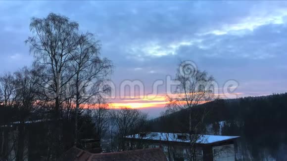 在捷克共和国的山上日出云彩在天空中翻滚从酒店窗口看时间流逝视频的预览图