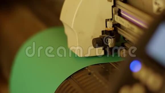 在机械装置下运行的浅绿色橡胶带或带的特写镜头视频的预览图