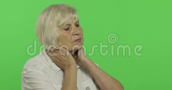 一位有颈部疼痛的老年妇女老奶奶铬键视频的预览图