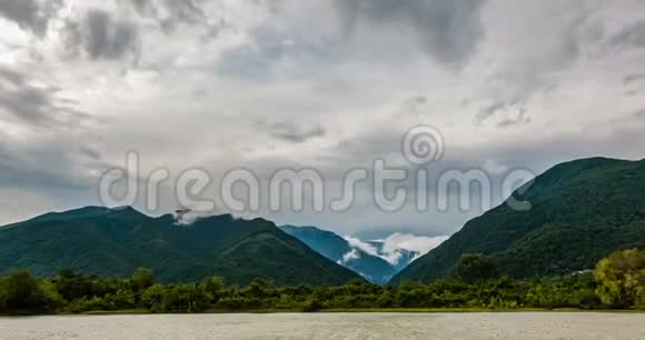 湖在山中时光流逝美丽的山景在夏天视频的预览图