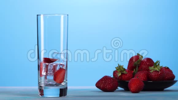浆果红汁在盘子的背景上倒入杯中视频的预览图