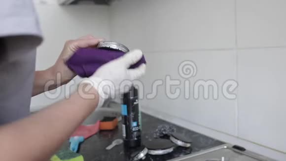 妇女家庭主妇洗手现代厨房灶具整理家务高角度视频的预览图