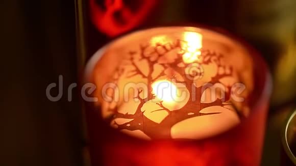 在红烛台上燃烧的蜡烛感的温暖和舒适视频的预览图