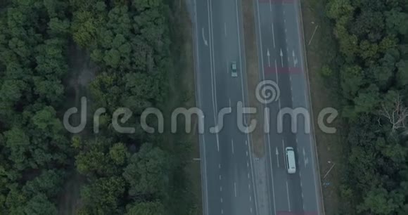 空中景色在巷道上方飞行在乡间的绿地上种植视频的预览图