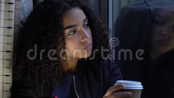 美国黑人少女少女少女利用手机在深夜的社交媒体上靠窗少女视频的预览图