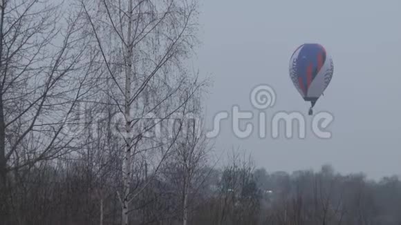森林视频上方的热气球视频的预览图