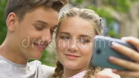 青少年夫妇自拍男孩自发亲吻女孩真诚的感情视频的预览图