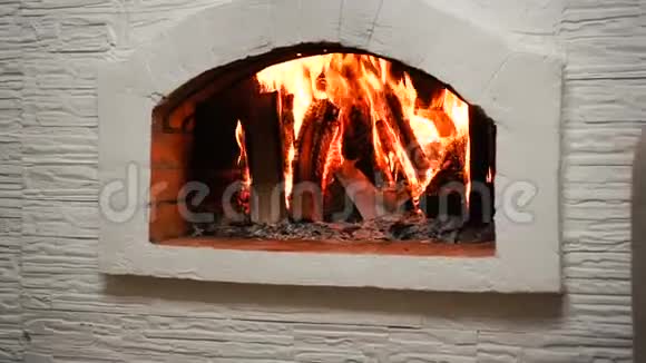 室内舒适的壁炉里燃烧着木头壁炉作为一件家具视频的预览图