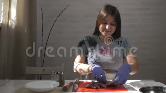 烹饪用香料和调味料在桌子上的构图中女性厨师用香料浇上鲜肉视频的预览图