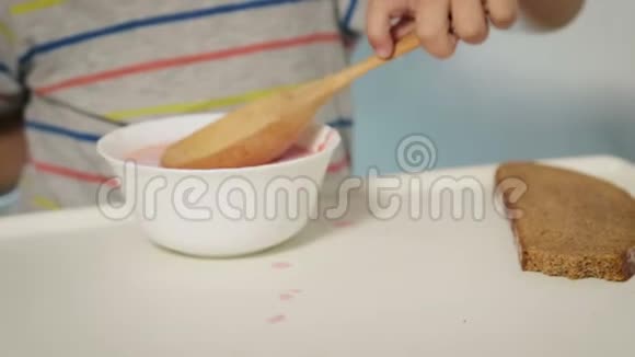 小男孩正在用大汤匙吃一道美味的自制汤令人食欲不振视频的预览图