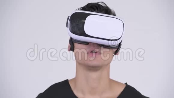 年轻英俊的多民族男子使用虚拟现实耳机的脸视频的预览图