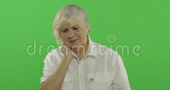 一位有颈部疼痛的老年妇女老奶奶铬键视频的预览图