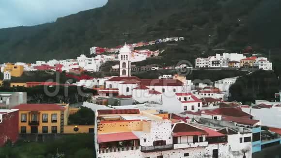 鸟瞰一个舒适的西班牙小镇散布在山脚下国家建筑浅色视频的预览图