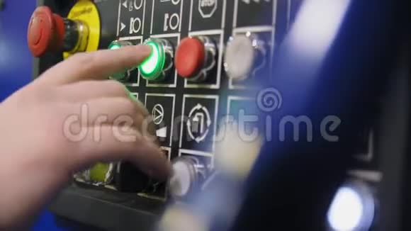 车间特写时工人按下控制面板上的按钮视频的预览图