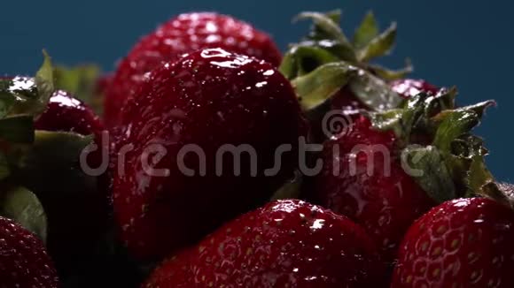 湿红熟汁草莓的特写镜头慢慢旋转视频的预览图