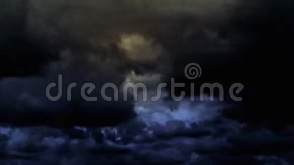 暴风雨云在天空中的时间流逝和闪电的恶劣天气视频的预览图