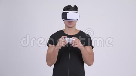 年轻英俊的多民族男子玩游戏使用虚拟现实耳机视频的预览图